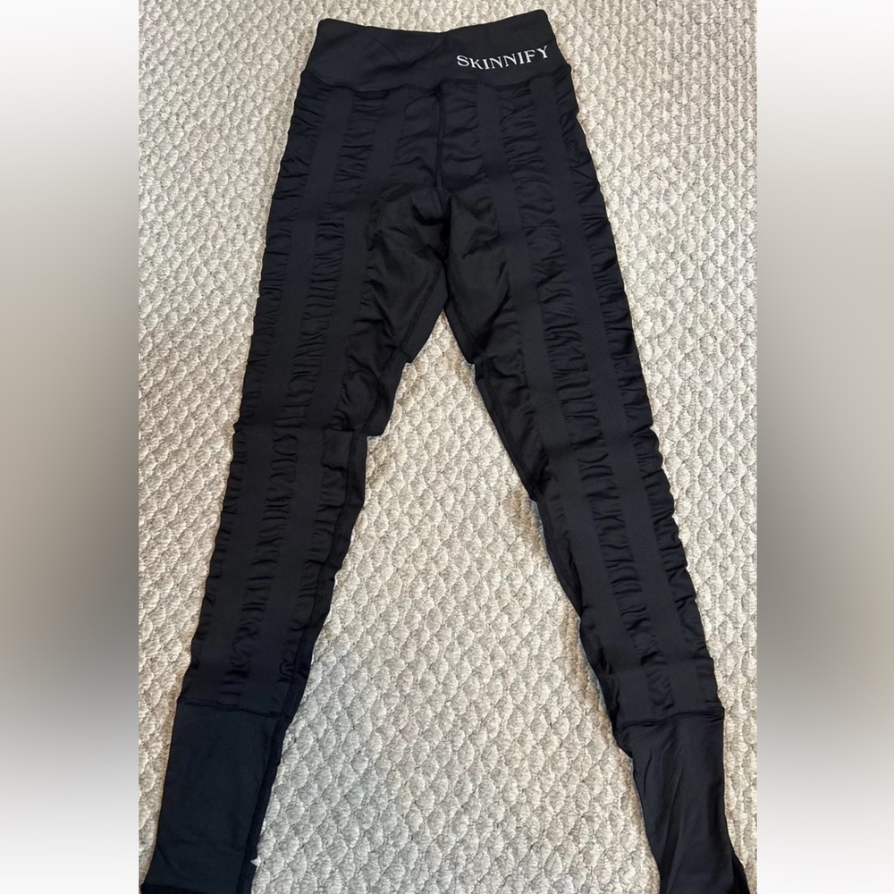 Skinnify women’s size xsmall built in resistant bands Leggings